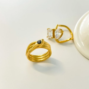 Détails d'une bague serpent plaquée or 18K avec zircon noir et bagues en cristal de larme
