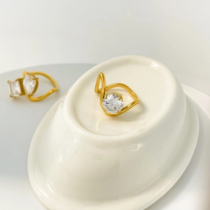 Détail de la bague serpent plaquée or 18 carats avec grand oxyde de zirconium rond