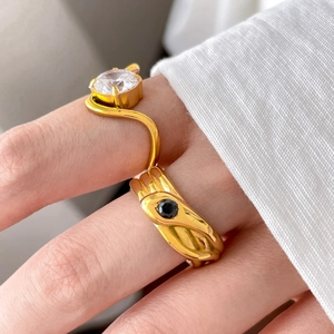 Bague serpent dorée 18K à œil noir et bague en zircon portée sur le doigt