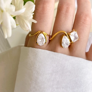 Détail d'une bague double en plaqué or 18K avec zircons étincelants en forme de goutte et carré