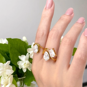 Bague en titane plaqué or 18 carats avec zircon goutte et carré sur le modèle