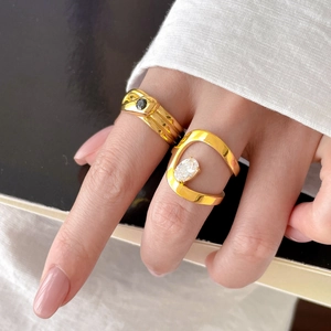 Vue détaillée d'une bague en titane plaqué or 18 carats avec zircon goutte et œil de serpent