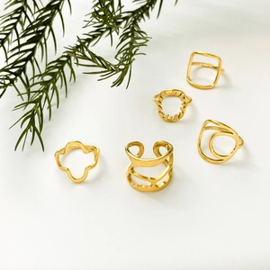 Lot de 5 bagues géométriques dorées évidées aux formes carrées et florales