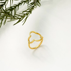 Gros plan de la bague géométrique dorée aux formes irrégulières sur fond blanc