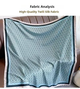Dettaglio di sciarpa in seta twill premium con motivi geometrici su divano in pelle