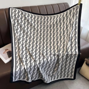 Détail du foulard carré en soie avec motif imprimé logo B noir et blanc élégant