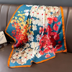 Foulard fleuri en soie avec imprimés coquelicots sur cuir avec accessoires élégants