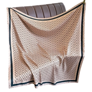 Grande foulard di seta quadrato con motivo a catena e bordo nero sulla sedia