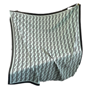 Carré de soie bleu clair avec motifs monogramme B noirs et bordures contrastées