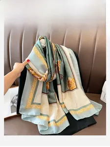 Détail du motif floral élégant et de la texture en soie du foulard vert pour femme