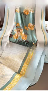 Détail d'un châle en satin aux roses orange avec des finitions de couture de qualité