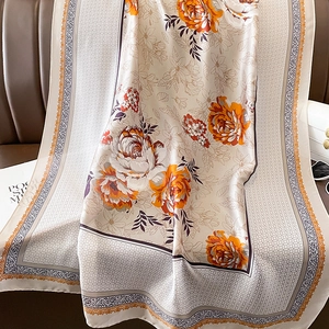 Châle en soie avec pivoines oranges et bordures géométriques sur cuir élégant