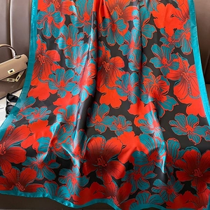 Eleganter Seidenschal mit Hibiskusmuster und orange-blauen Akzenten für den Sommer