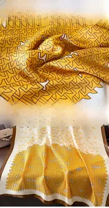 Détail d'un foulard en soie imprimé montrant des motifs géométriques et des ourlets fins