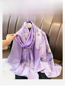 Détail d'un foulard en soie lavande avec motif de feuilles et texture soyeuse