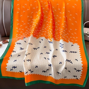 Foulard en soie surdimensionné avec motif orange et bordure verte au style moderne