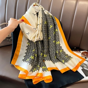 Grand foulard imitation soie élégant avec motifs H géométriques et bordures orange