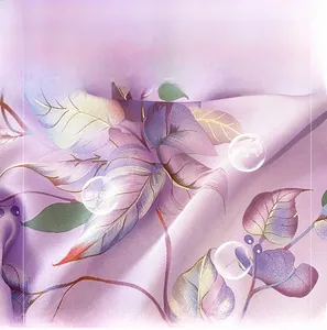 Vue détaillée du tissu en soie artificielle douce avec des motifs de feuilles violettes