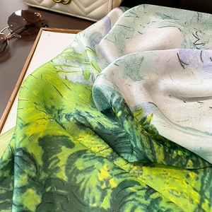 Sciarpa di seta verde pittura a olio pareo da spiaggia con occhiali e borsa