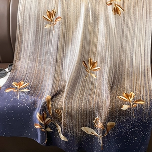 Écharpe élégante en soie dégradée avec motifs de feuilles d'or et détails étoilés de plage