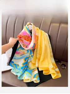Détail du châle en soie léger présentant des motifs abstraits jaune rose et bleu éclatants