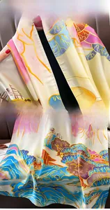 Détail d'un foulard en soie de style chinois avec imprimé paysage et bordure raffinée