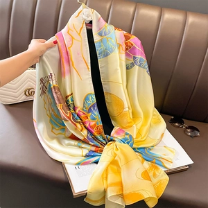 Écharpe en soie imprimée de fleurs de style chinois pour la protection solaire d'été