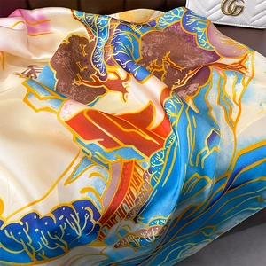 Gros plan d'un foulard en soie montrant une texture brillante et un motif abstrait