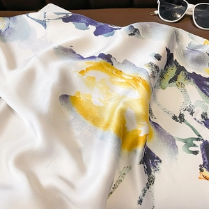 Sciarpa di seta satinata con stampa floreale da donna, ideale per spiaggia e moda