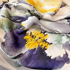 Sciarpa in seta con stampa floreale acquerello gialla e viola, perfetta per spiaggia estate