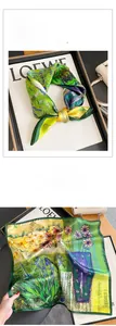 Détail d'un foulard en soie avec imprimé peinture à l'huile et texture satinée