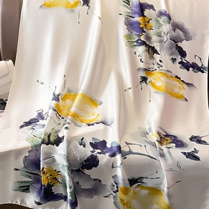 Elegante sciarpa di seta con grandi fiori dipinti a mano in giallo e viola su beige