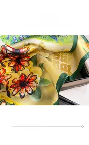 Détail de la bordure finement cousue et de l'imprimé fleuri style peinture à l'huile sur soie