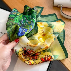 Carré en soie de mûrier élégant avec imprimé floral de peinture à l'huile et bords verts