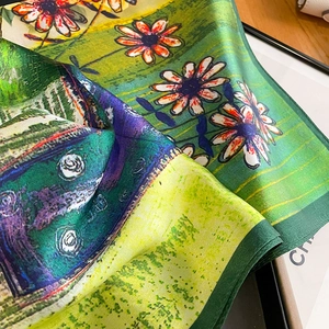 Carré de soie vert artistique avec motifs de marguerites peintes à la main et fini satiné