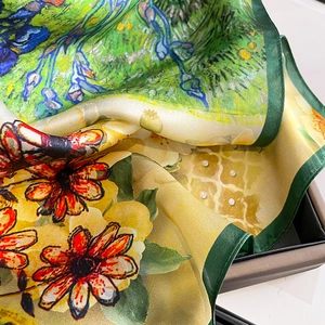 Foulard en soie avec imprimé peinture à l'huile tournesol et bordure en satin vert