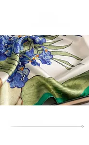 Gros plan détaillé du foulard en soie avec imprimé floral d'iris bleu et ourlet fini