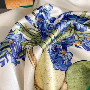 Carré en soie avec imprimé floral Iris de Van Gogh et texture satinée lisse