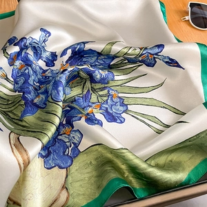 Élégant foulard en soie avec imprimé iris bleu et bordure verte sur fond en bois