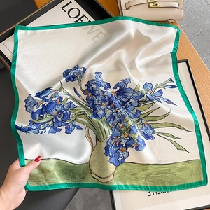 Carré en soie imprimé Iris de Van Gogh avec d'élégantes bordures vertes roulées