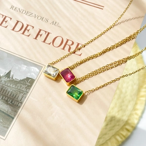 Vue détaillée de colliers en zircone colorée sur une page de magazine rétro
