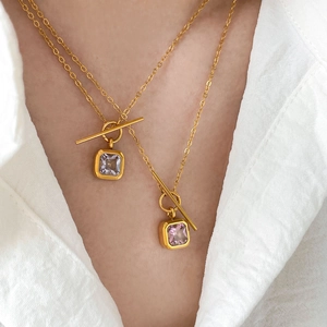 Colliers fermoir OT plaqués or 18K avec pendentifs cœur en zircone carrée rose et violet