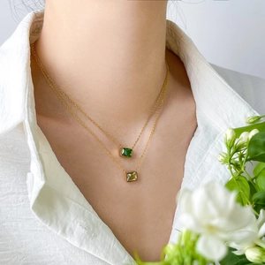 Collier double rang en titane doré avec pendentifs en zircone carrés verts et jaunes