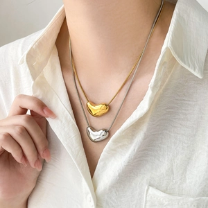 Collier double couche en acier titane avec zircon coloré et chaîne serpent pour femme chic