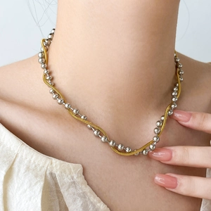 Dual-layer multi-strand snake chain and silver bead necklace in 18K gold-plated steel