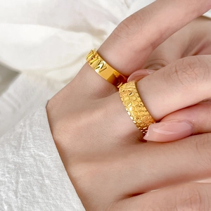 18K gold plated titanium ring set with MAMA letter engraving and honeycomb pattern