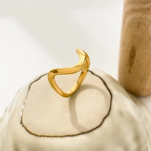 Detailed view of 18K gold plated wavy ring with a high-polished curved geometric design