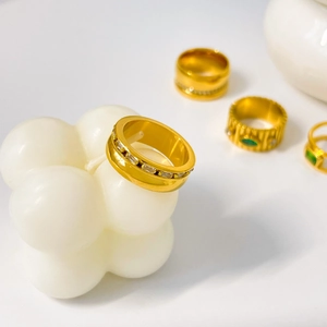 18K gold plated titanium rings set with green zircon and sparkling square crystals