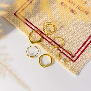 Set di anelli d'oro da donna con perle finte, zirconi e design a spirale multipla