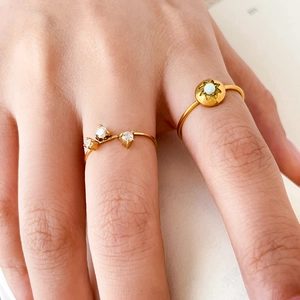 Anello multistrato in acciaio al titanio dorato con zirconi brillanti e pietra di luna